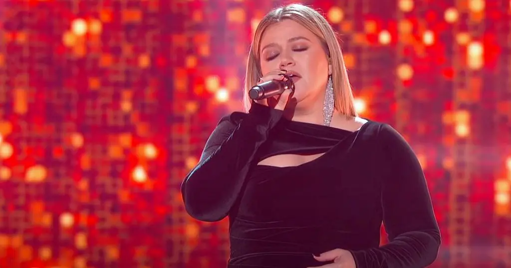 Kelly Clarkson Leaves Award Show Crowd on Their Feet with Her Rendition ...