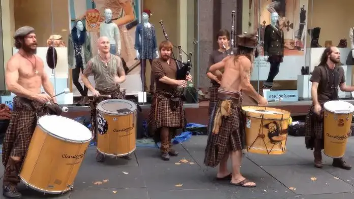 7 Scotsmen Perform On The Street – Their Traditional Music Takes Your 