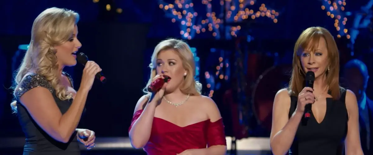 Kelly Clarkson's 'Silent Night' Becomes Even More Beautiful When Guests ...