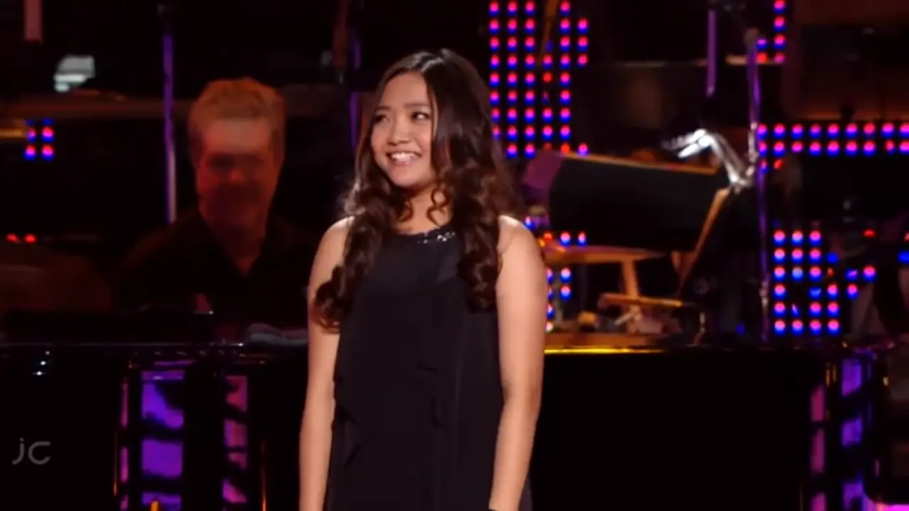 Young Singer Blows a Famous Piano Player Away With Her Amazing Live ...