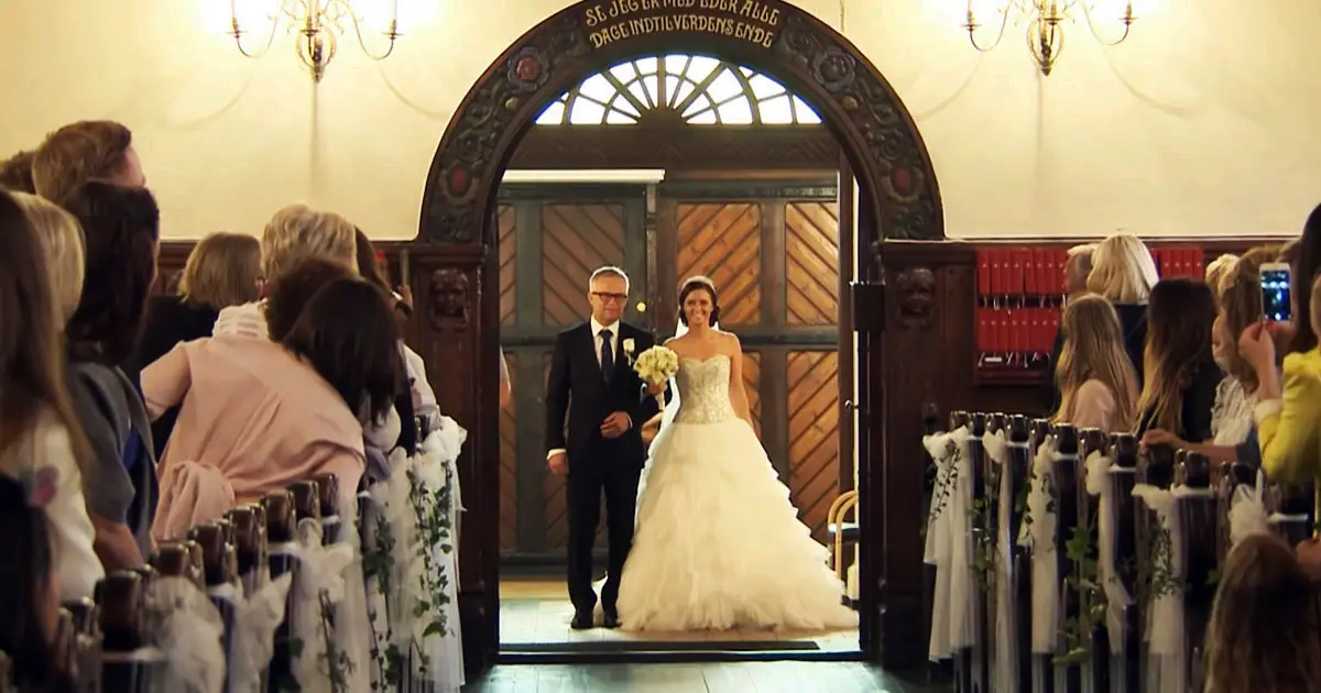 Dad Walks His Daughter Down The Aisle Watch When She Lifts Her Arms