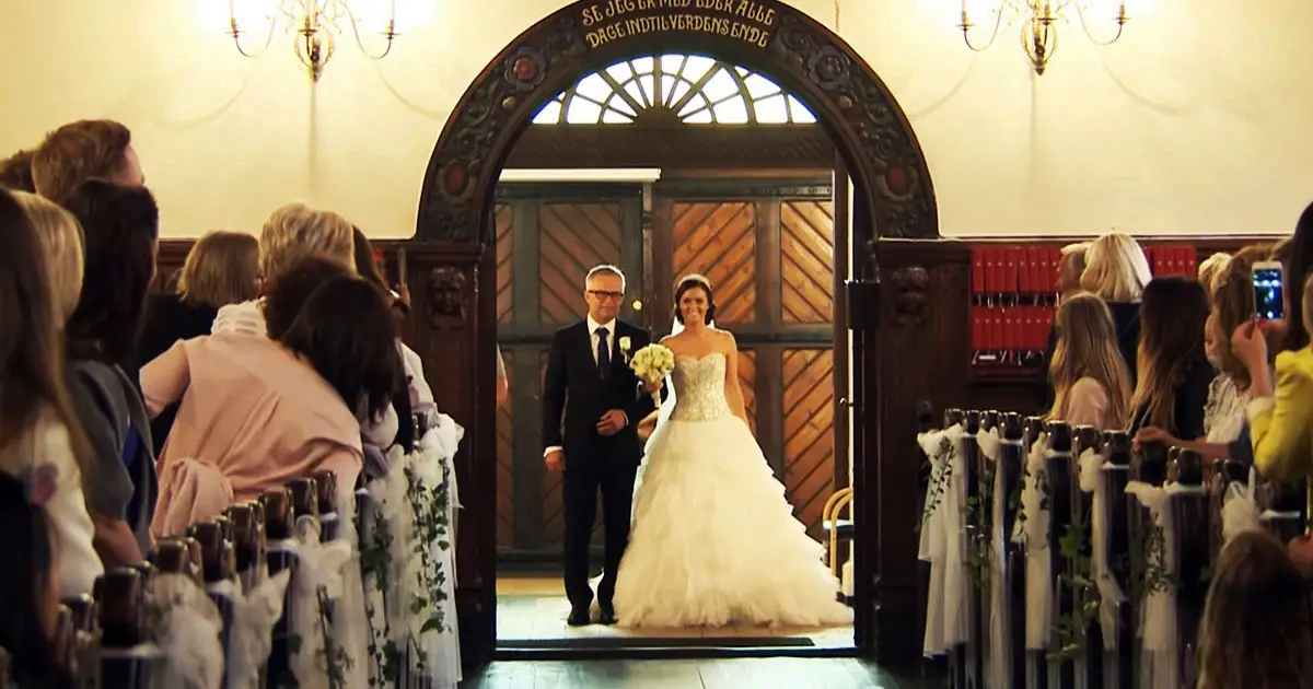 Dad Walks His Daughter Down The Aisle Watch When She Lifts Her Arms