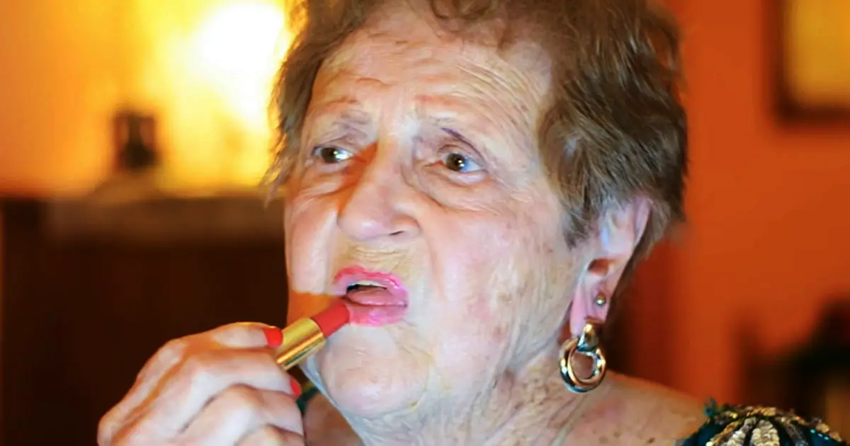 Adorable Grandma Gives A Hilarious New Years Eve Makeup Tutorial 0365