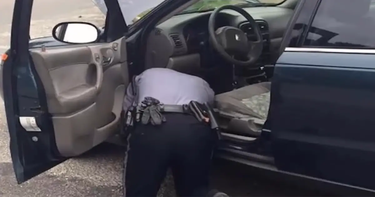 Cop Tells Woman to Pop Trunk Because Her Brake Lights Are Out but Doesn ...