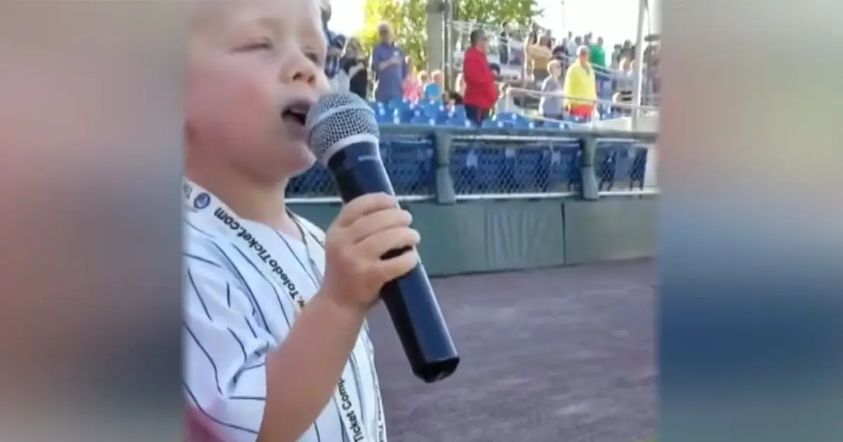 toddler-sings-national-anthem