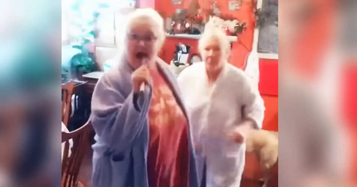 funny-elderly-ladies-dance