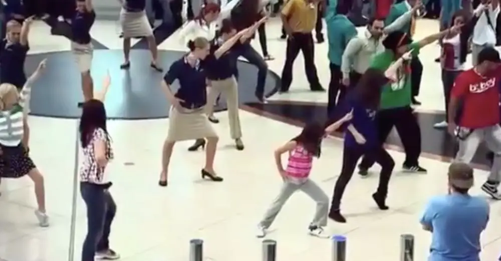 flashmob in mall