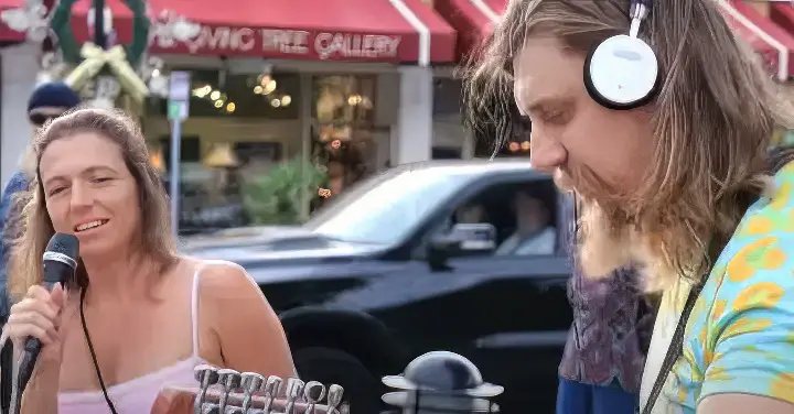 Audience Member Joins Street Performer to Sing 'Stand by Me' and Steals ...